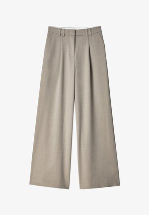 Lichtgrijze wijd-uitlopende broek van soepel materiaal, met een vlakke voorkant, plooien en zijzakken.