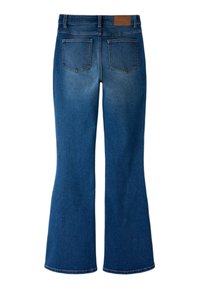 Mėlyni džinsai su platėjančiomis kojų apačiomis, vidutinio aukščio liemeniu, dviem galinėmis kišenėmis ir rudos odos žyma ant juosmens juostos. Lygios tekstūros.