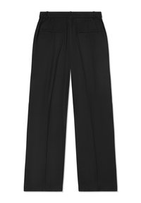 Fekete, bő szárú nadrág, könnyű anyagból készült, sima tapintással, két hátzsebbel és szabott derékkal.