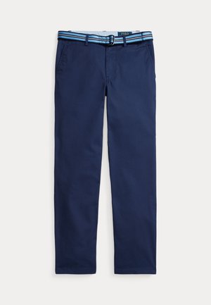 Tengerészkék, egyenes szárú nadrág oldalzsebekkel és övbújtatóval, világoskék és sötétkék csíkos szövetövvel párosítva.