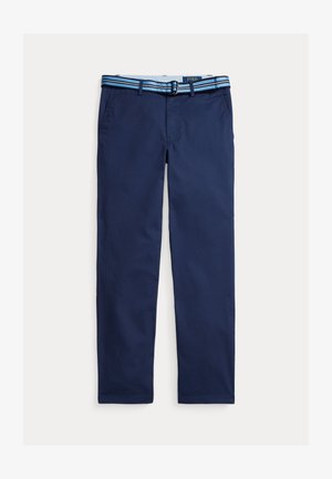 Tengerészkék, egyenes szárú nadrág oldalzsebekkel és övbújtatóval, világoskék és sötétkék csíkos szövetövvel párosítva.