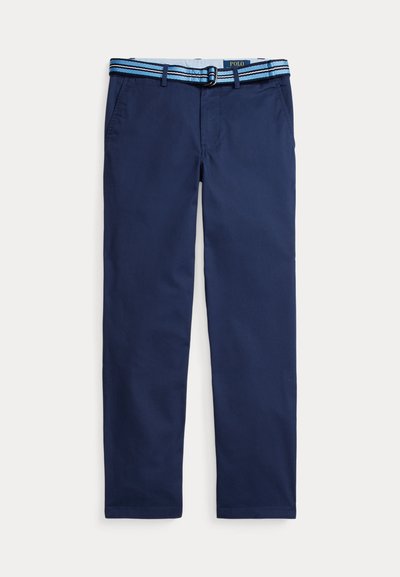 Granatowe spodnie o prostych nogawkach z bocznymi kieszeniami i szlufkami na pasek, zestawione z paskiem z materiału w jasnoniebieskie i ciemnoniebieskie paski.