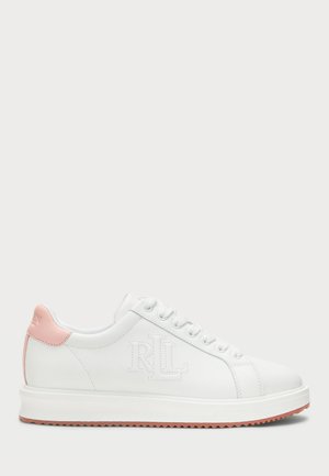 Hvite lær sneakers med rosa hælinnsats, teksturert logo detalj, rund tå og gummisåle. Snøredesign.