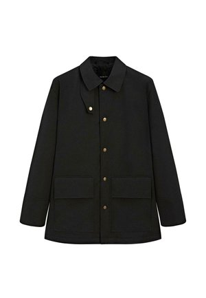 Giacca nera di lunghezza media con collo, bottoni a pressione frontali, due tasche anteriori con patta e una cinghia regolabile vicino al collo.