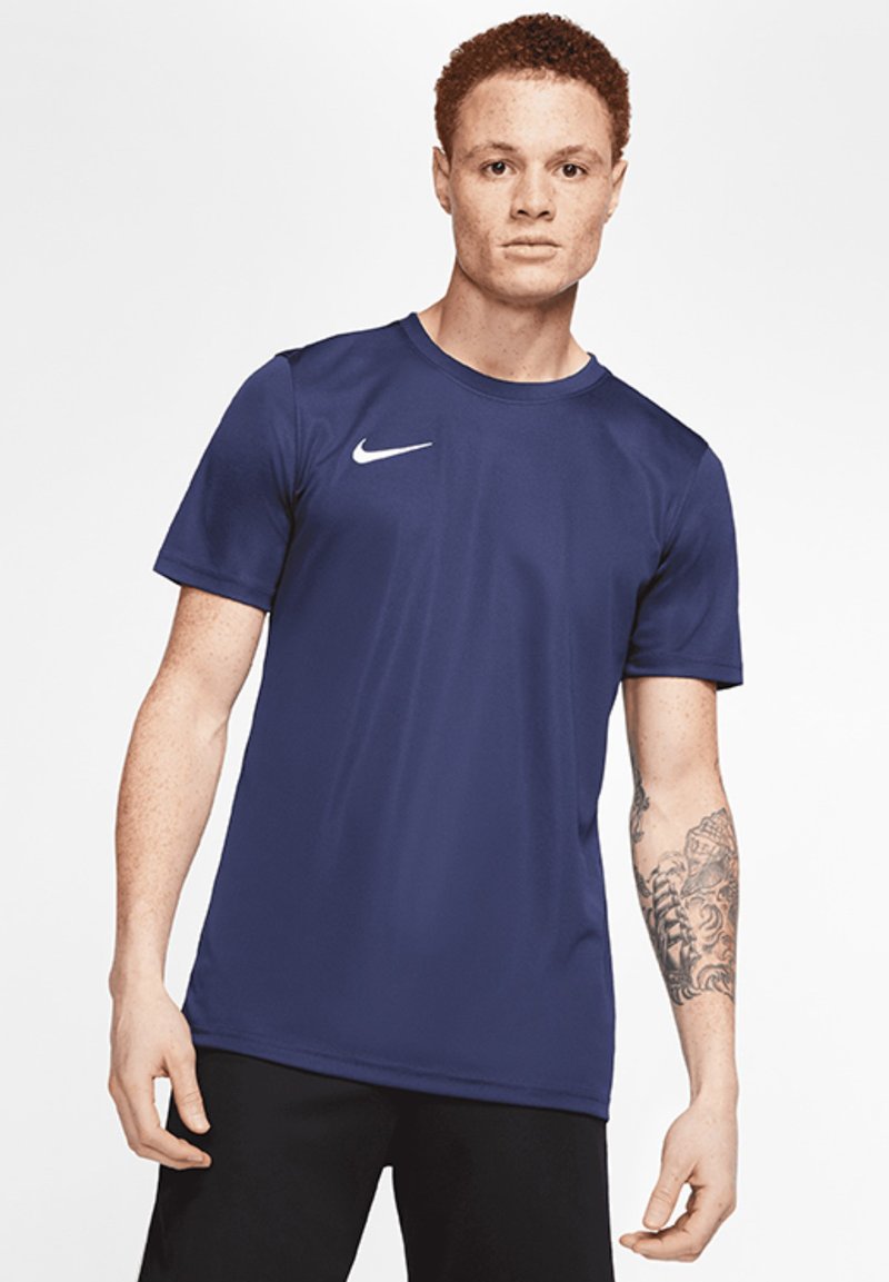 T-shirt atletica blu navy realizzata in tessuto leggero con girocollo e maniche corte, caratterizzata da un logo Nike bianco sul petto.