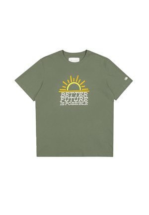 Olivgrünes Baumwoll-T-Shirt mit kurzen Ärmeln, das eine Sonnengrafik mit dem Text "EINE BESSERE ZUKUNFT IST MÖGLICH" in Gelb und Weiß zeigt.