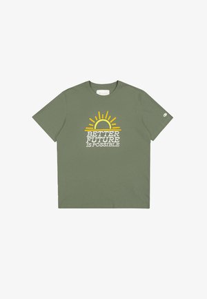 Camiseta de algodón verde oliva de manga corta, con un gráfico de un sol y el texto "UN MEJOR FUTURO ES POSIBLE" en amarillo y blanco.