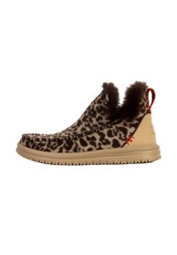 Chausson à imprimé léopard avec semelle beige, col en fausse fourrure et boucle d'accent rouge. Matériau doux et design facile à enfiler.