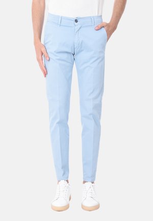 Chinos azzurro chiaro con vestibilità slim, realizzati in tessuto di cotone, dotati di chiusura a bottone e tasche laterali, abbinati a sneakers bianche.