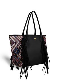 Tote bag met een zwart faux leren lichaam, kleurrijke geweven textielpatronen en lange zwarte franjes. Inclusief gouden hardwaredetails.
