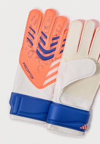 Mănuși de portar cu un grip din cauciuc portocalie și albastră cu un design texturat, palme din latex alb și o curea de încheietură ajustabilă albastră.