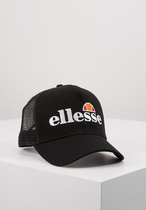 Czarna czapka bejsbolowa z siateczkowym tyłem oraz białym logo "ellesse" z pomarańczowo-czerwonym półkolem z przodu, umieszczona na białej powierzchni.