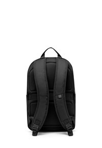 Svart ryggsäck med vadderade axelremmar, texturerad meshbaksida och ett handtag på toppen. Enkel design utan synlig hårdvara eller detaljer.