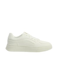 Białe sneakersy o gładkim, matowym wykończeniu. Cechy to zaokrąglony czubek, teksturowane boczne panele, pięć dziurek na sznurowadła oraz płaska gumowa podeszwa.