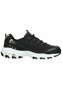 Baskets de sport noires avec dessus matelassé, accents dorés, semelle blanche épaisse avec bande de roulement noire robuste et fermeture à lacets.