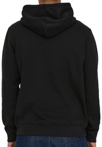 Zwarte hoodie met een zachte textuur, voorzien van een capuchon met koord en geribde manchetten. De achterkant toont minimale details en geen grafische elementen.