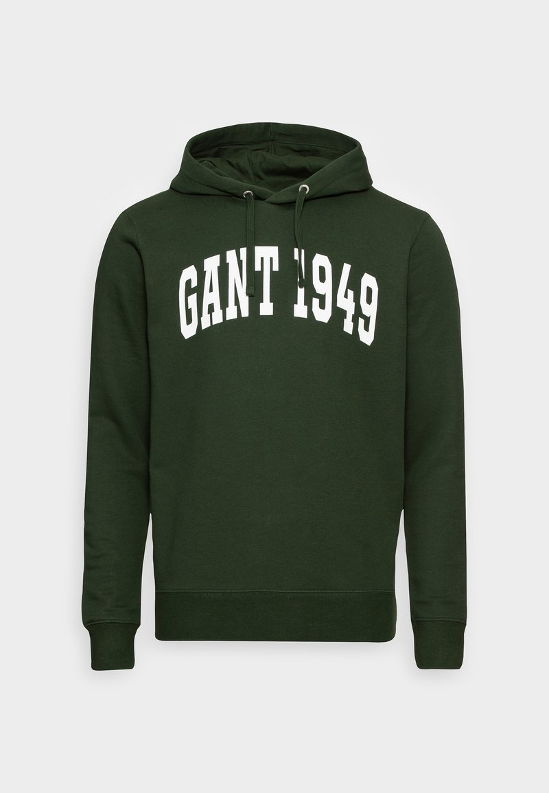 Felpa verde scuro con cappuccio regolabile, caratterizzata da un logo bianco "GANT 1949" in una forma curva che attraversa il petto. Tessuto morbido, polsini a coste.