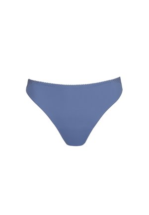 Biancheria intima da donna stile bikini blu con bordo in pizzo smerlato lungo la vita su sfondo bianco.