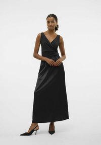 Abito lungo nero con busto aderente e scollatura a V. Realizzato in un tessuto liscio, presenta una design avvolgente e una vita elasticizzata.