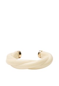 Kremowa, skręcana bransoletka wykonana z błyszczącego materiału, z dwoma metalicznymi, złotymi akcentami na każdym końcu.