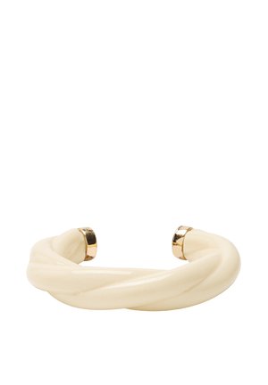 Kremowa, skręcana bransoletka wykonana z błyszczącego materiału, z dwoma metalicznymi, złotymi akcentami na każdym końcu.