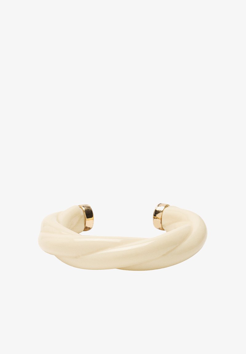 Kremowa, skręcana bransoletka wykonana z błyszczącego materiału, z dwoma metalicznymi, złotymi akcentami na każdym końcu.