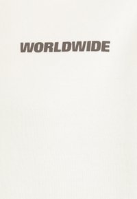 Witte katoenen t-shirt met het woord "WORLDWIDE" in vetgedrukte grijze letters. Soepele textuur met een recht gesneden ontwerp.
