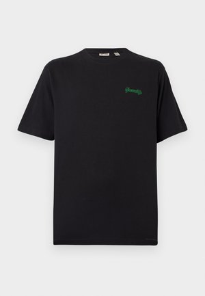 Czarny T-shirt z krótkim rękawem i okrągłym dekoltem, z małym zielonym napisem "Greenlife" na lewej piersi, jednolity wzór, prezentowany na białym tle.