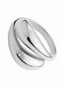 Anillo abstracto de plata con formas suaves y curvas y un acabado pulido, creando un diseño fluido y entrelazado con superficies reflectantes.