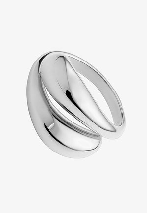 Anillo abstracto de plata con formas suaves y curvas y un acabado pulido, creando un diseño fluido y entrelazado con superficies reflectantes.