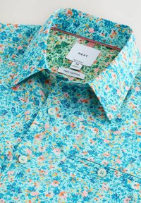 Chemise pour homme en coton de taille moyenne, imprimé floral turquoise, avec des boutons blancs et une poche poitrine, étiquette "NEXT", coupe régulière.