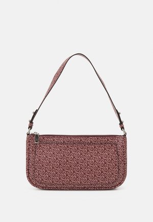 Petit sac à bandoulière en tissu bordeaux avec un motif géométrique intégral et une fermeture à glissière argentée.