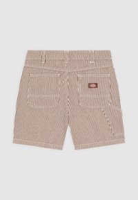 Bermudas a rayas marrones y blancas con múltiples bolsillos, que incluyen un parche de logo. La tela parece duradera y tiene una textura suave.