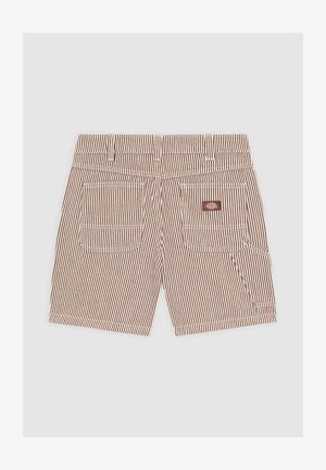 Hnědé a bílé pruhované šortky s několika kapsami, které mají nášivku s logem. Tkanina vypadá odolně a má hladkou texturu.