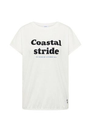 T-shirt blanc à manches courtes avec le texte noir "Coastal stride" et un texte bleu plus petit "In need of vitamin sea" sur le devant.