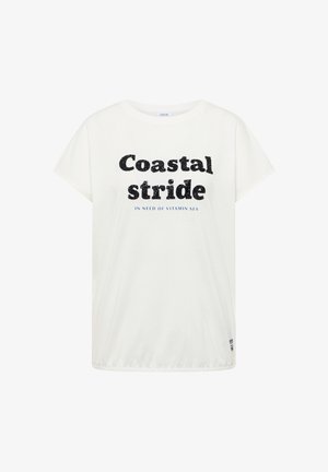 Hvid T-shirt med korte ærmer med sort tekst "Coastal stride" og mindre blå tekst "In need of vitamin sea" foran.