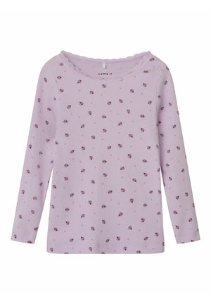 Camiseta de manga larga color púrpura claro con estampados florales pequeños en púrpura oscuro y ribete de encaje alrededor del escote redondo.