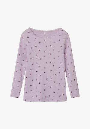 Chemise à manches longues en maille côtelée couleur violet clair, ornée de petits motifs floraux violet foncé et d'une bordure en dentelle autour de l'encolure ronde.