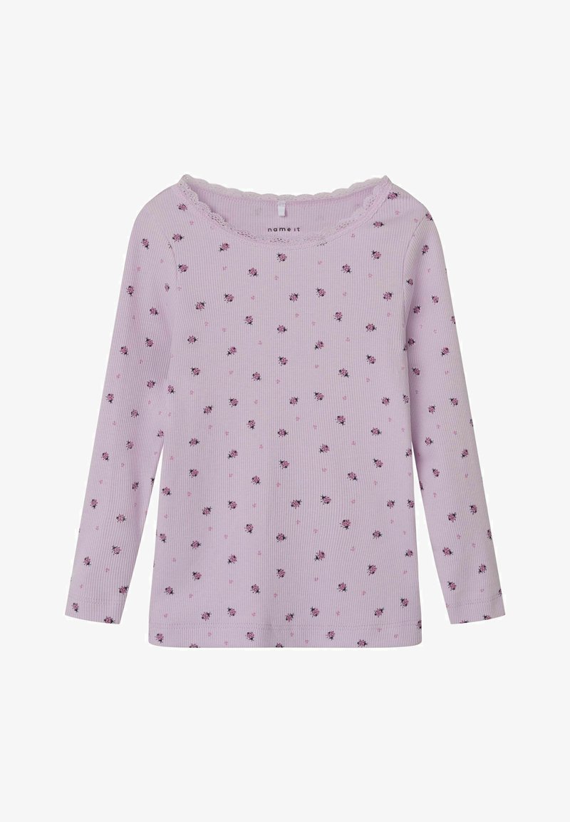 Chemise à manches longues en maille côtelée couleur violet clair, ornée de petits motifs floraux violet foncé et d'une bordure en dentelle autour de l'encolure ronde.