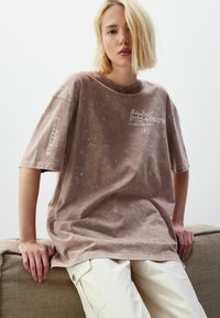 Next ACID WASH LONGLINE GRAPHIC SLOGAN - REGULAR FIT - Apdrukāts T-krekls - rose pink