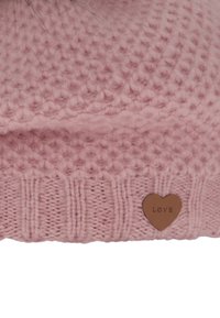 Roze gebreide muts met gestructureerde patronen, voorzien van een geribbelde boord en een klein bruin hartlabel met geperste tekst "LOVE".