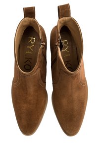 Brązowe zamszowe botki za kostkę o gładkiej teksturze, ze spiczastym noskiem, bocznymi zamkami błyskawicznymi i niewielkimi pętelkami dla ułatwienia zakładania. Złote logo na wkładce.