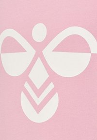 Biały geometryczny abstrakcyjny wzór pszczoły z kołami, diamentami i jodełkami na różowym tle z tkaniny.