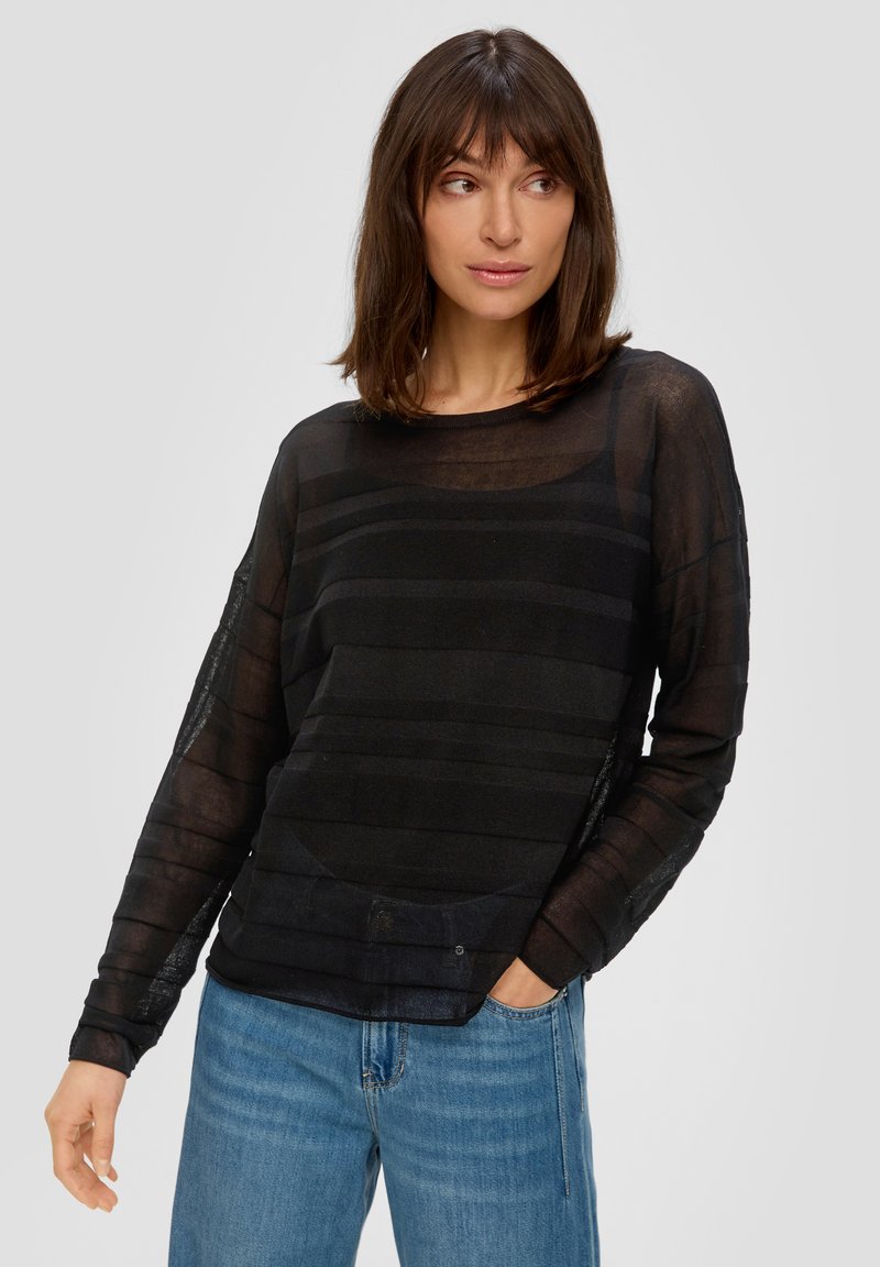 Top nero a maniche lunghe con tessuto traslucido e texturizzato caratterizzato da strisce orizzontali. Girocollo e vestibilità rilassata, abbinato a jeans in denim blu chiaro.