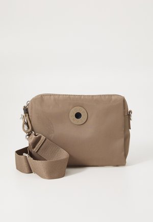 Braune Nylon-Crossbody-Tasche mit einem Reißverschluss, ausgestattet mit einem runden Logo und einem verstellbaren Riemen. Glatte Textur mit dezenter Sheen.