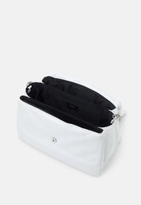 Borsa a tracolla in pelle bianca con interno nero, dotata di chiusura a scatto magnetico e di una forma semplice e rettangolare. Inclusi taschini interni.