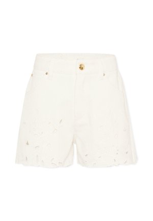 Białe szorty z wysokim stanem, złotym guzikiem, szlufkami na pasek, przednimi kieszeniami oraz kwiatowym ażurowym haftem przy krawędzi na białym tle.