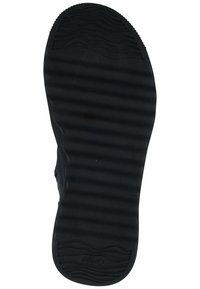 Suola di scarpa in gomma nera con scanalature orizzontali e ondulate, caratterizzata da una superficie testurizzata per una migliore aderenza e con bordo del tallone arrotondato.