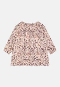 Blus med långa ärmar i krämfärg med lila och röda mönster; har en rynkad halsringning och en avslappnad passform med texturerad tyg.