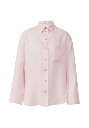 Chemise en lin rose clair à manches longues avec un col classique, des boutons sur le devant et une poche poitrine. Comprend une texture visible et un détail de bouton.